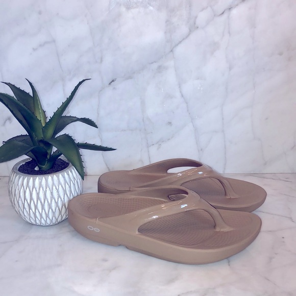 oofos taupe